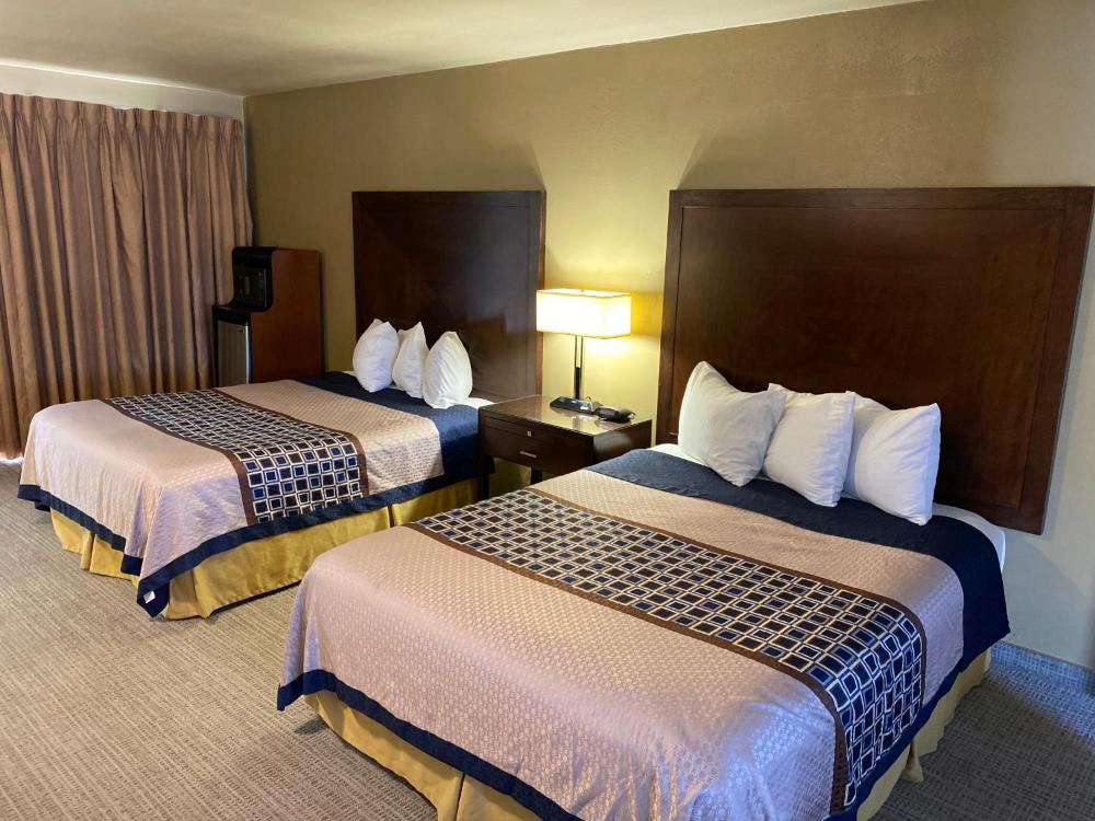 Queen Room with Two Queen Beds - Non-Smoking interior