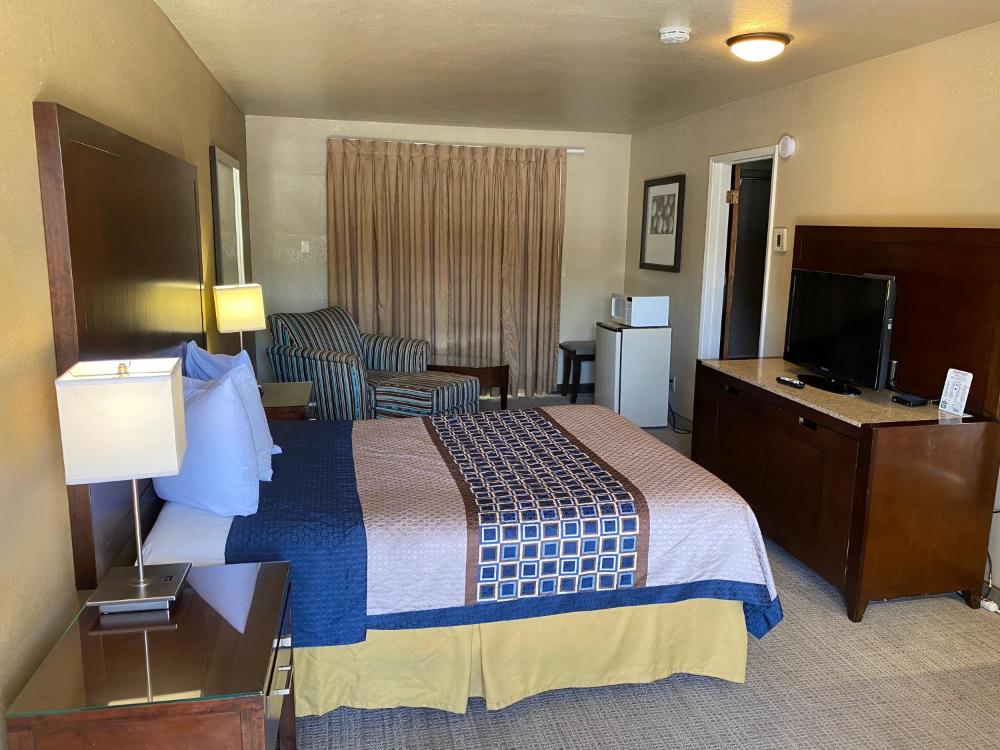 Queen Room - Non-Smoking interior